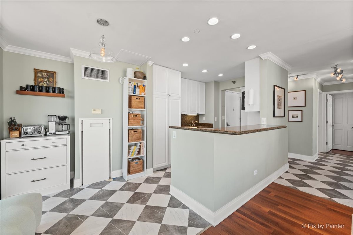 111 W Maple Street Unit: 3401