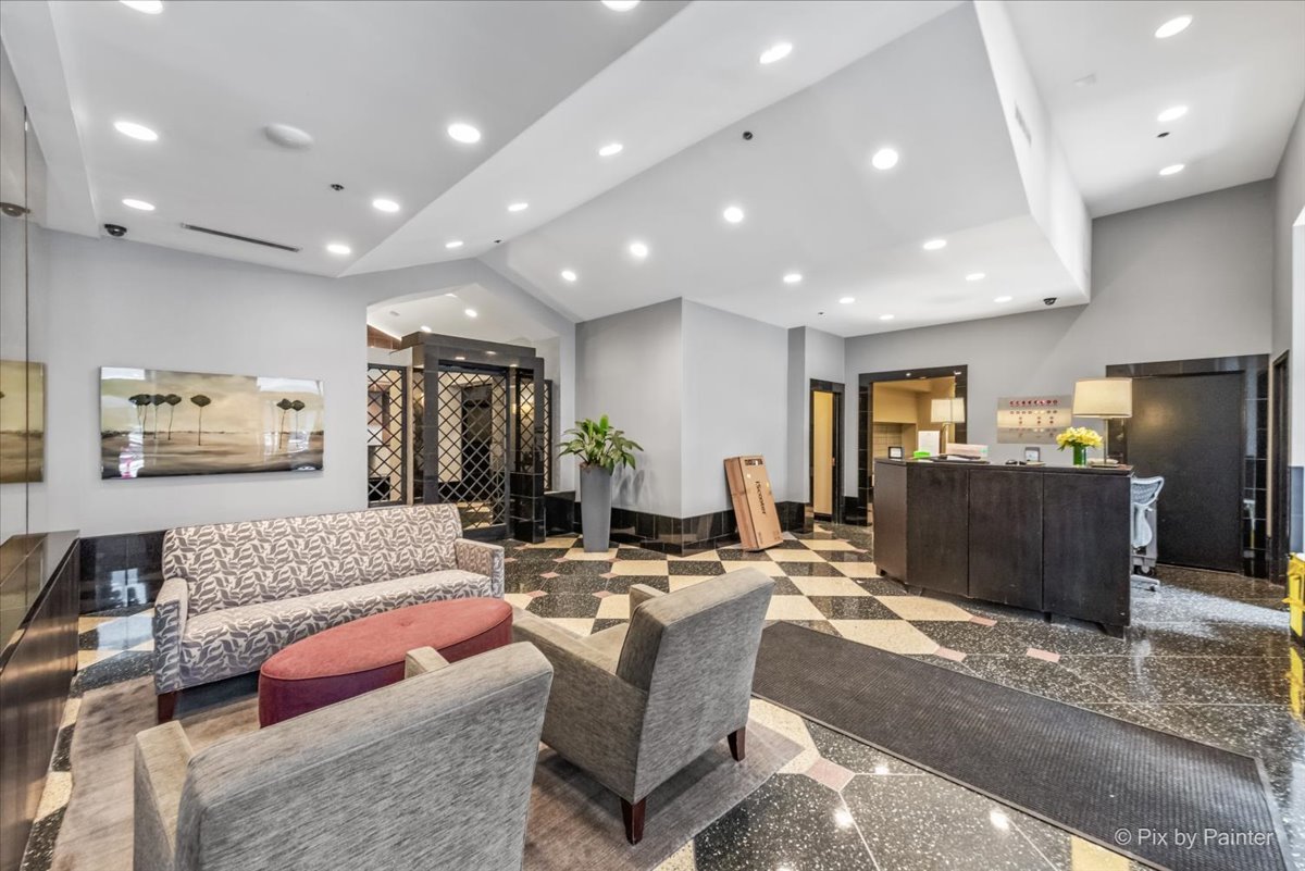 111 W Maple Street Unit: 3401