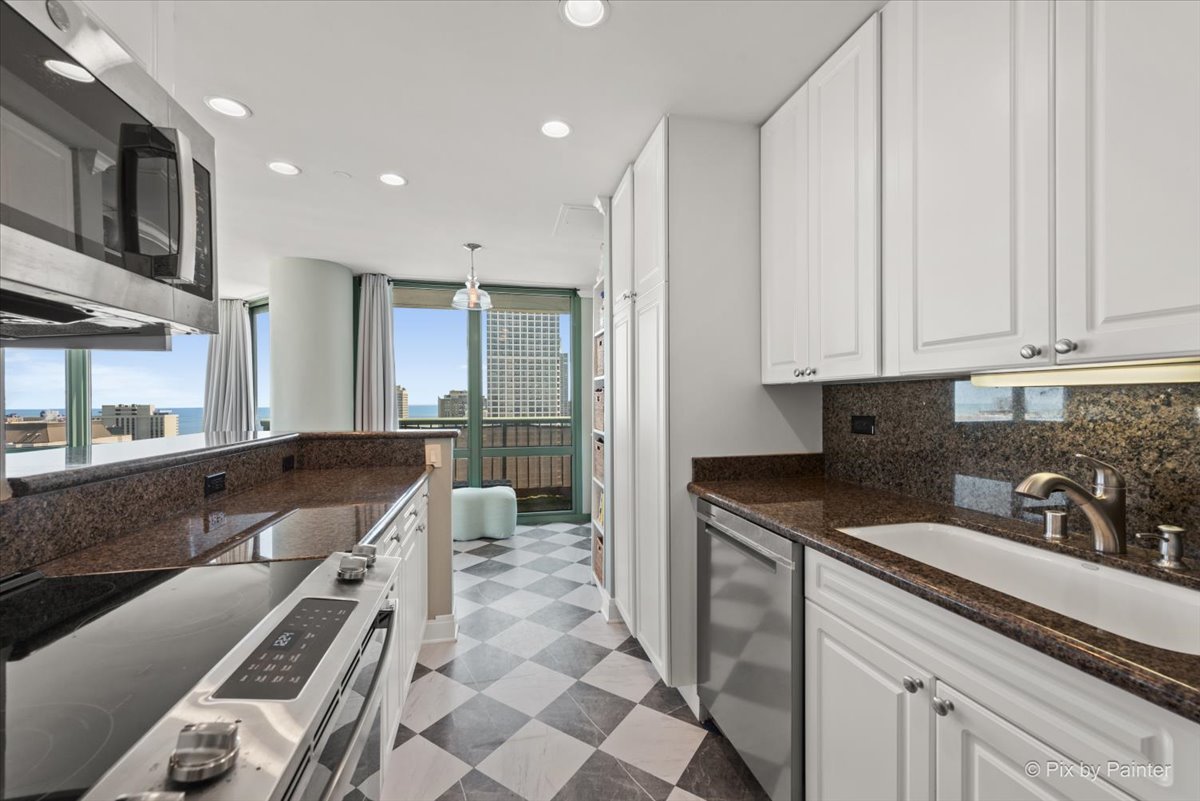111 W Maple Street Unit: 3401