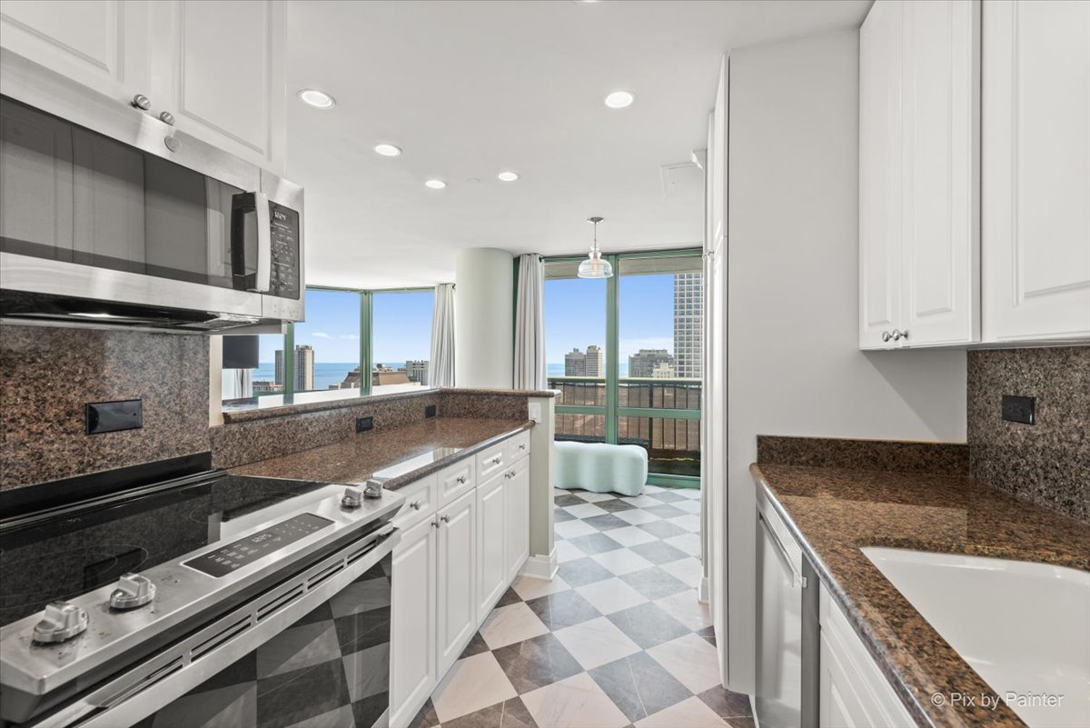 111 W Maple Street Unit: 3401