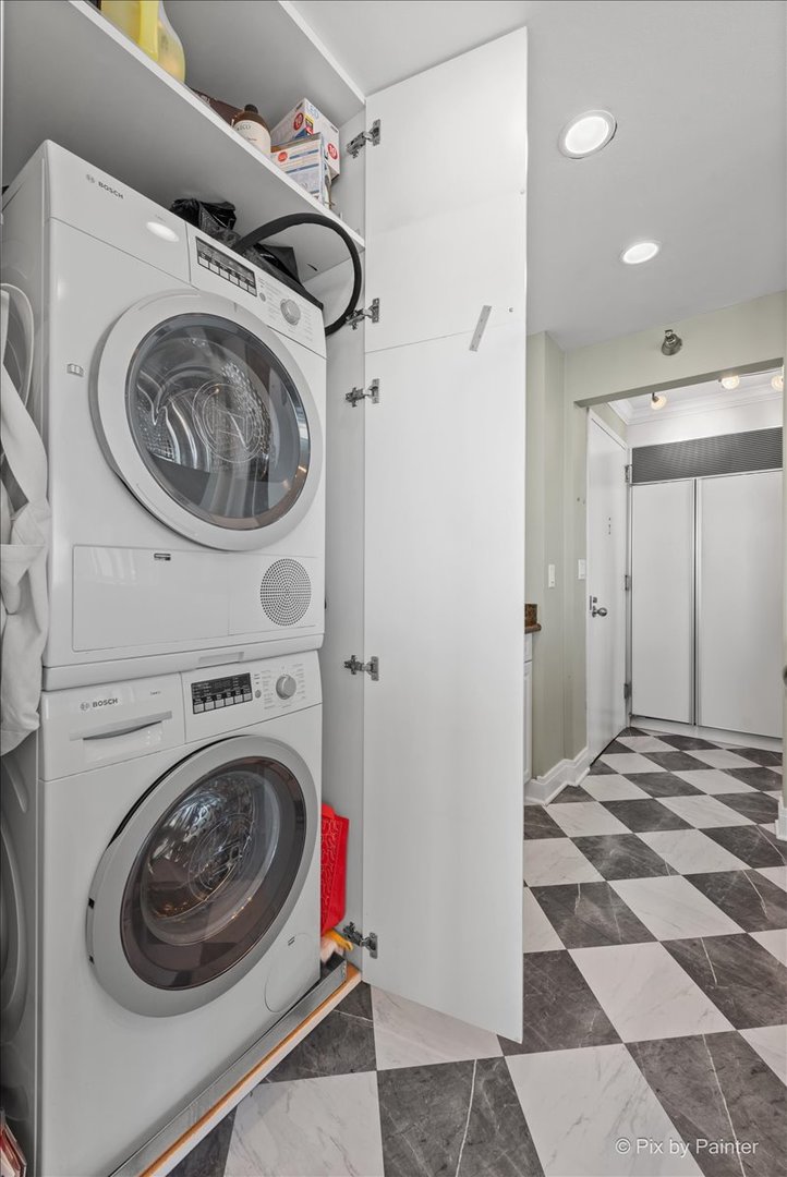 111 W Maple Street Unit: 3401