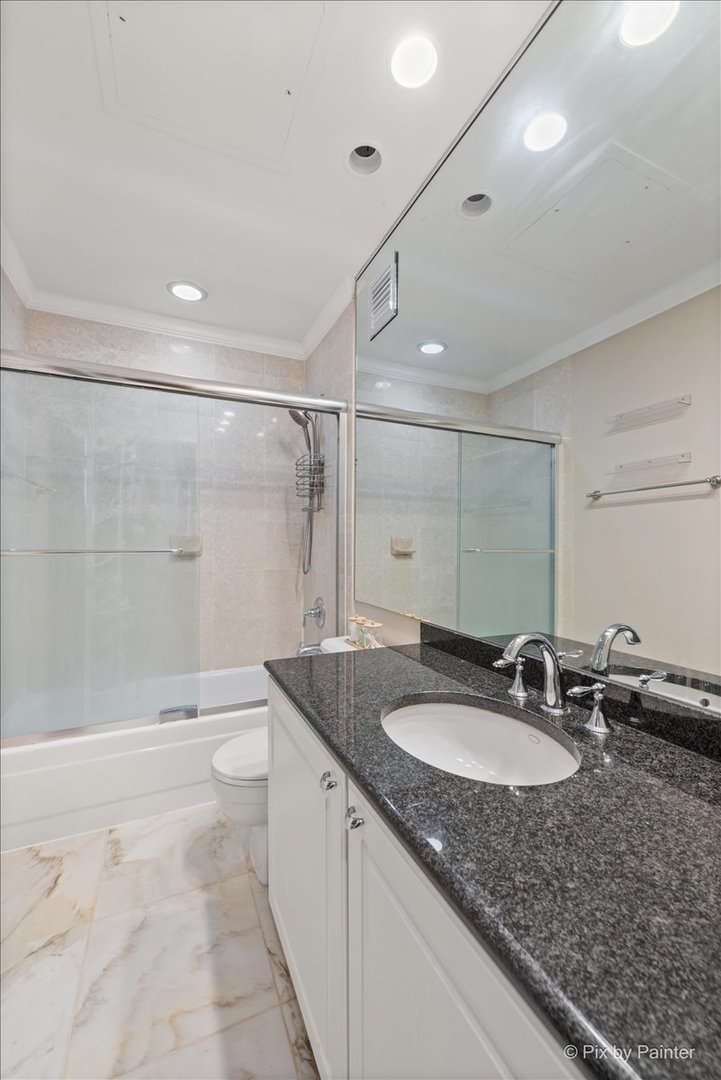 111 W Maple Street Unit: 3401