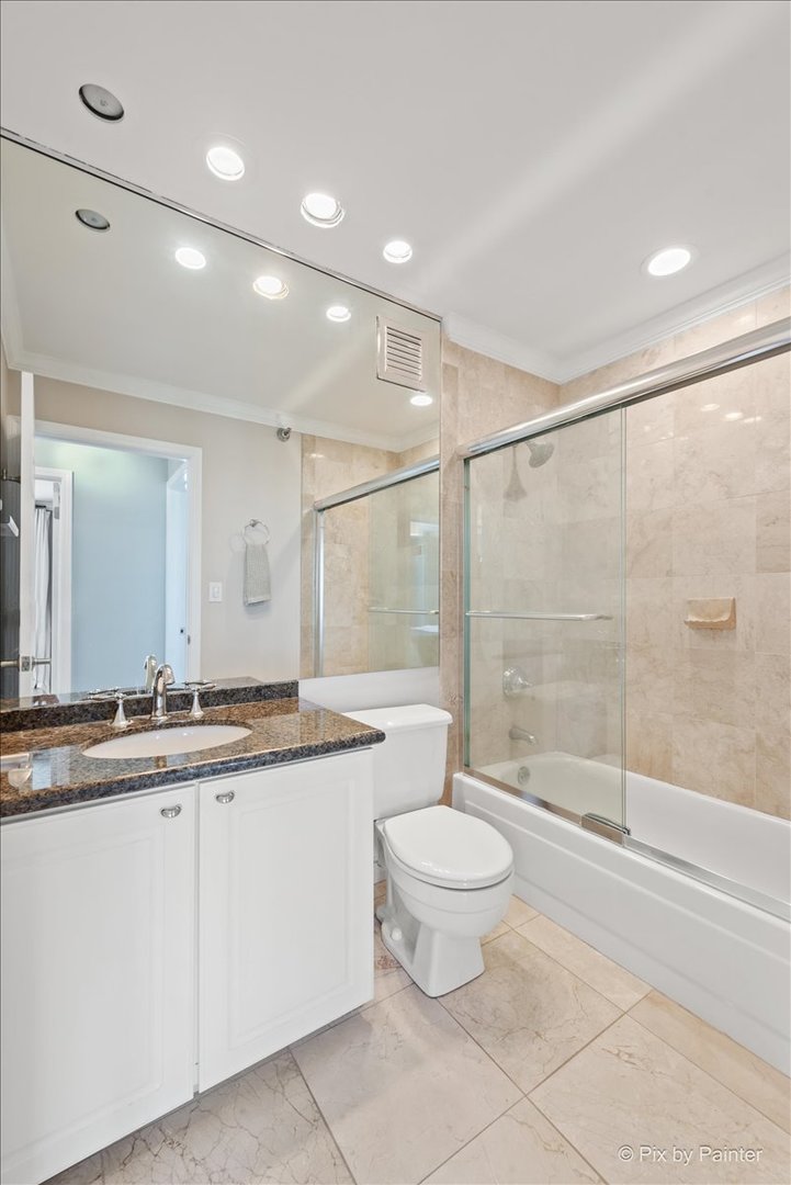 111 W Maple Street Unit: 3401