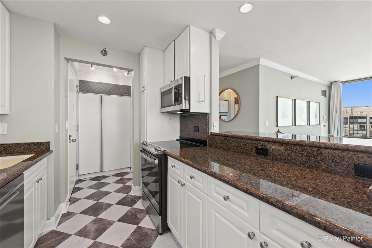 111 W Maple Street Unit: 3401