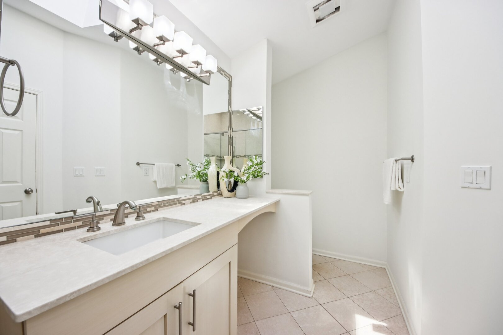 718 SHORELINE Road Unit: 718