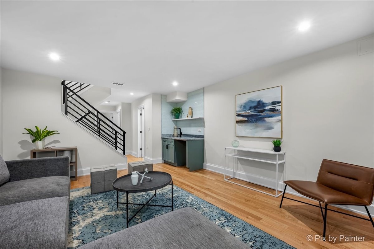 2334 N Oakley Avenue