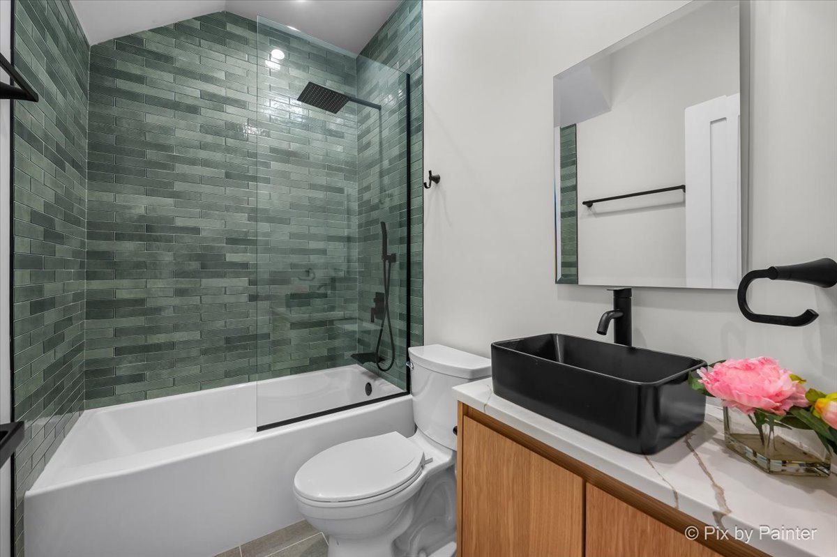 2334 N Oakley Avenue