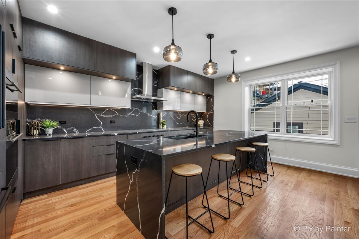 2334 N Oakley Avenue