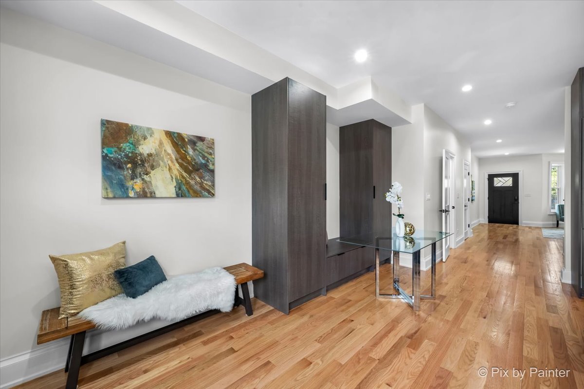 2334 N Oakley Avenue