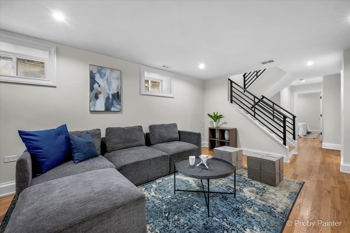 2334 N Oakley Avenue