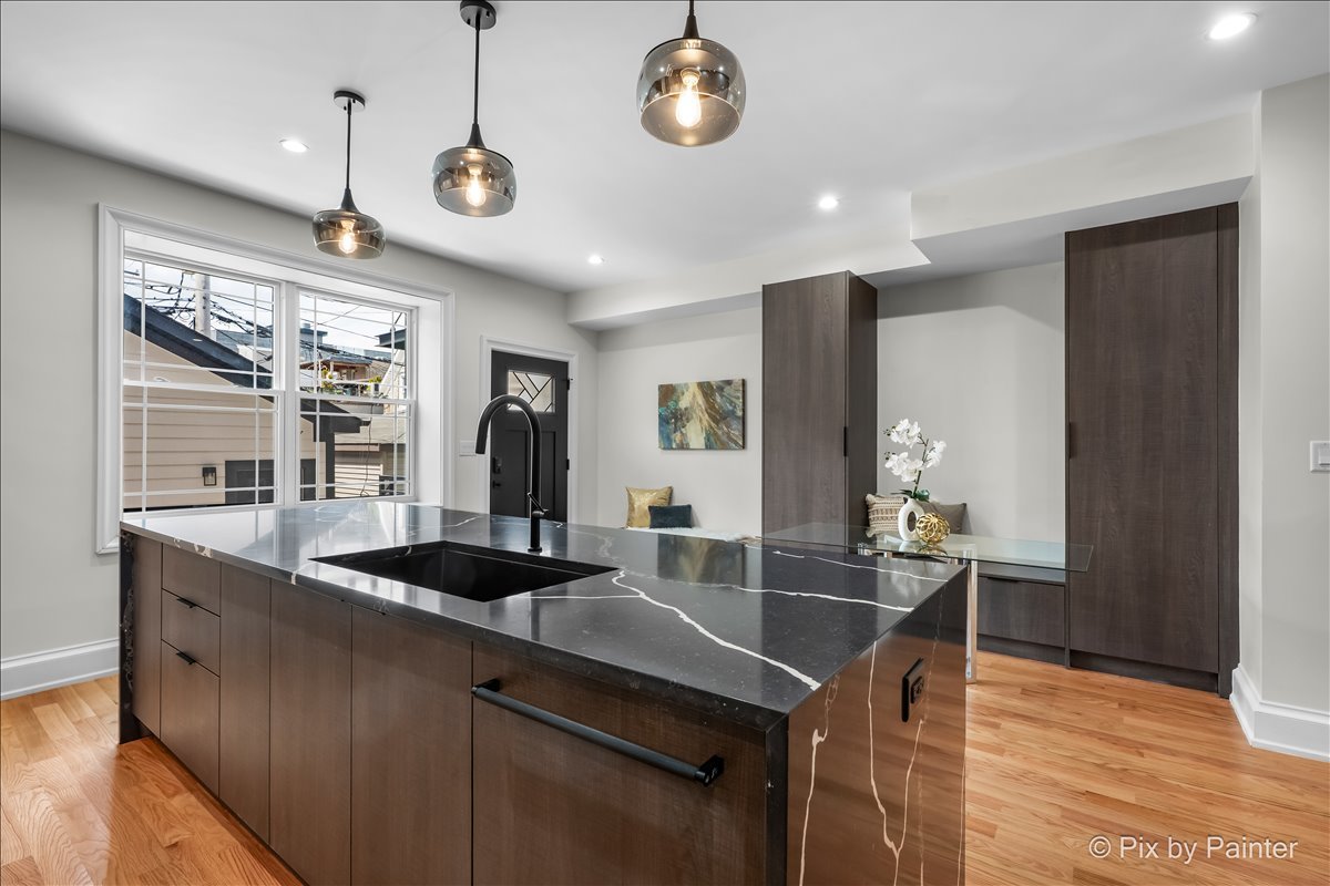 2334 N Oakley Avenue