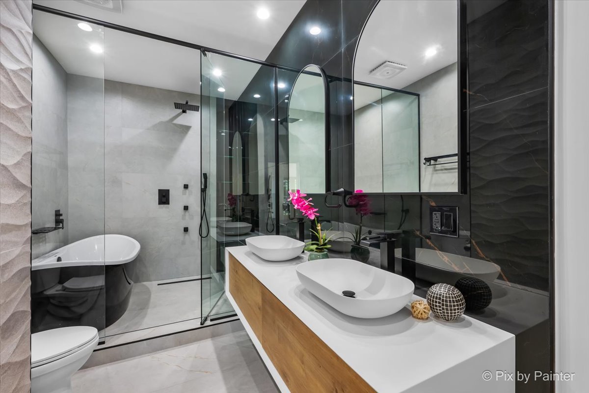 2334 N Oakley Avenue