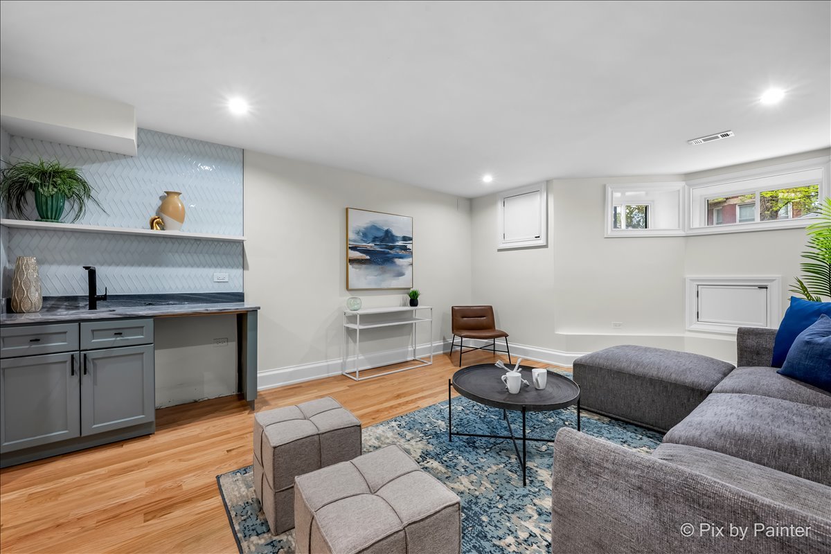 2334 N Oakley Avenue