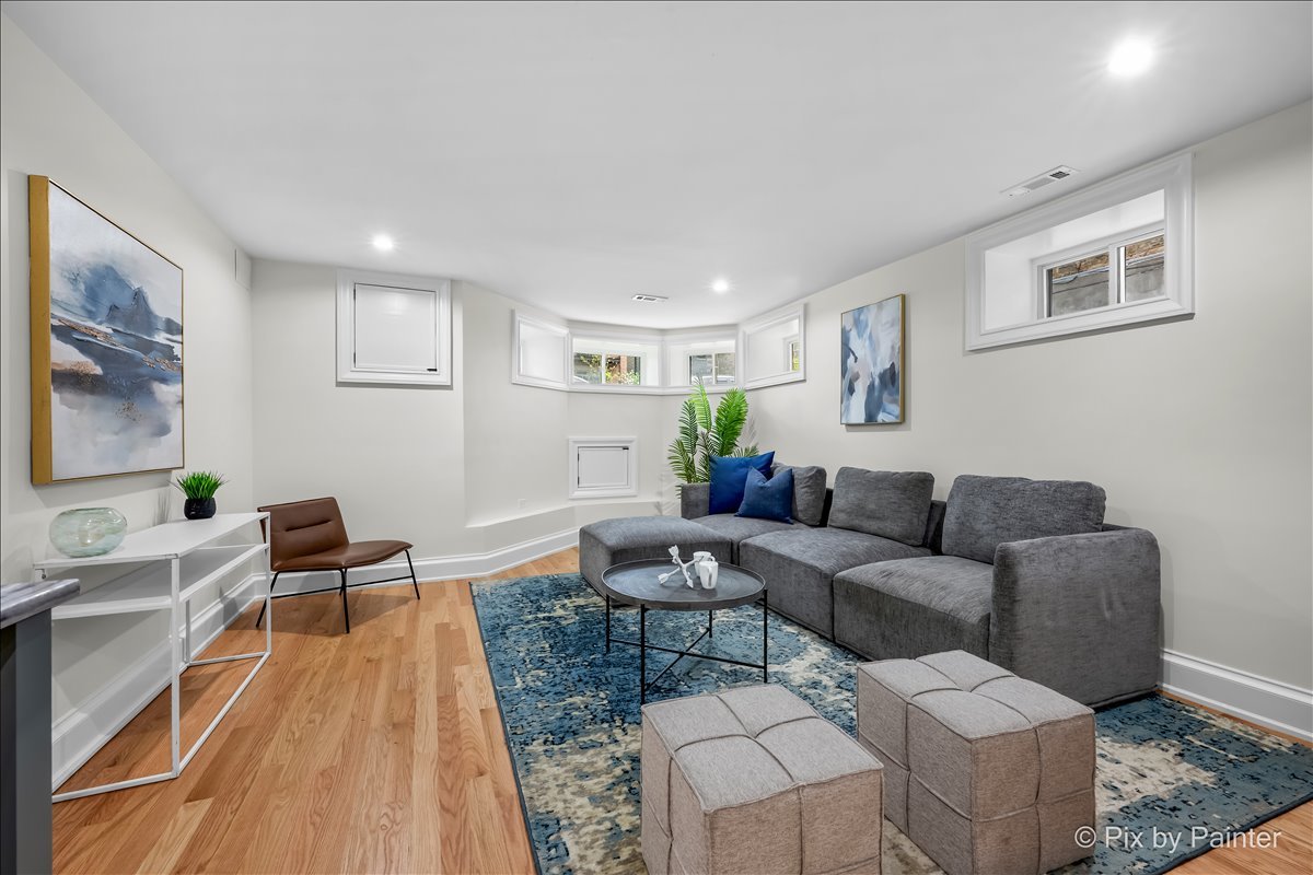 2334 N Oakley Avenue