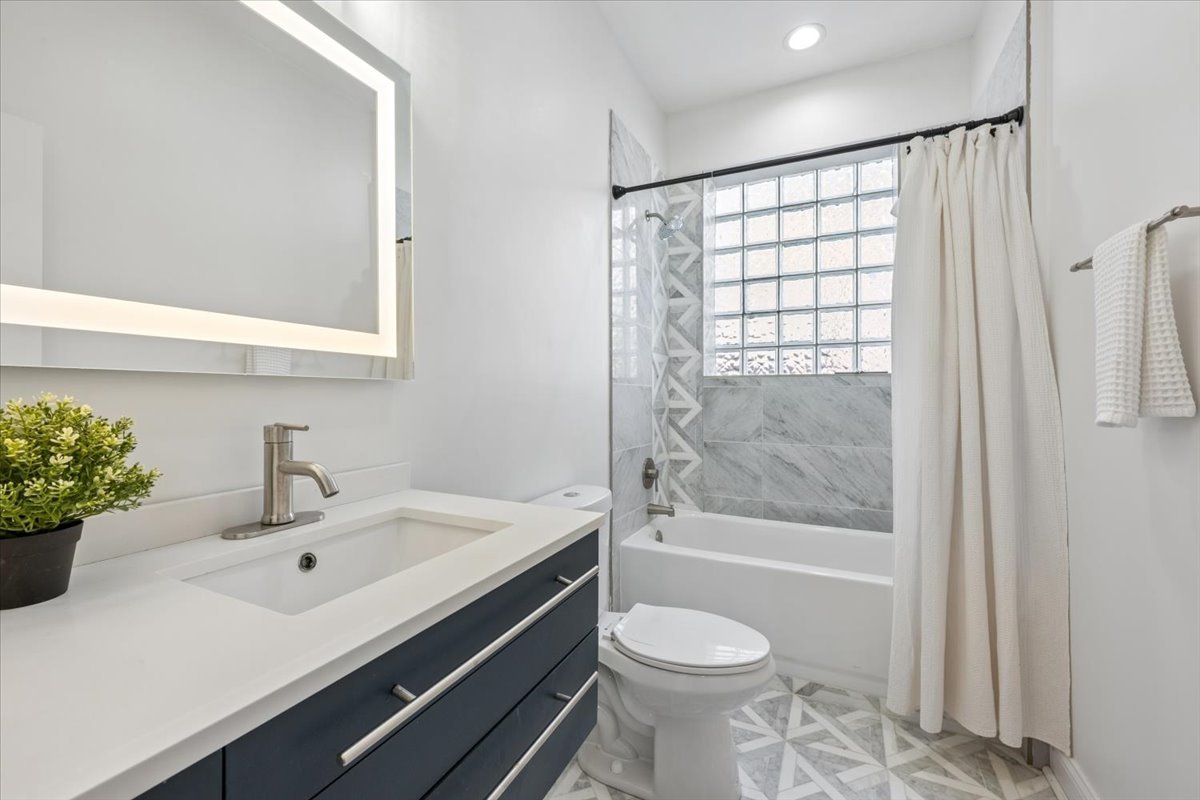 2212 W MONROE Street Unit: 1W