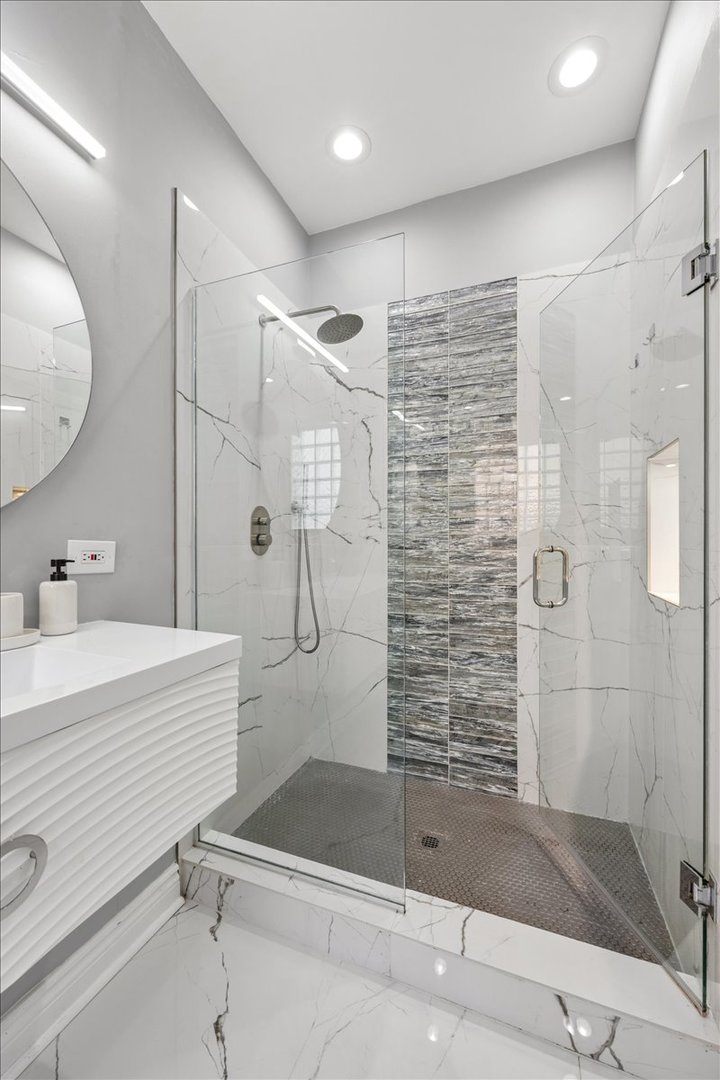 2212 W MONROE Street Unit: 1W