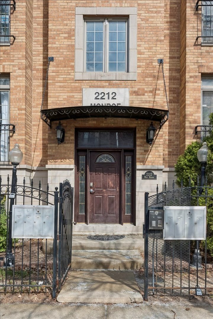 2212 W MONROE Street Unit: 1W