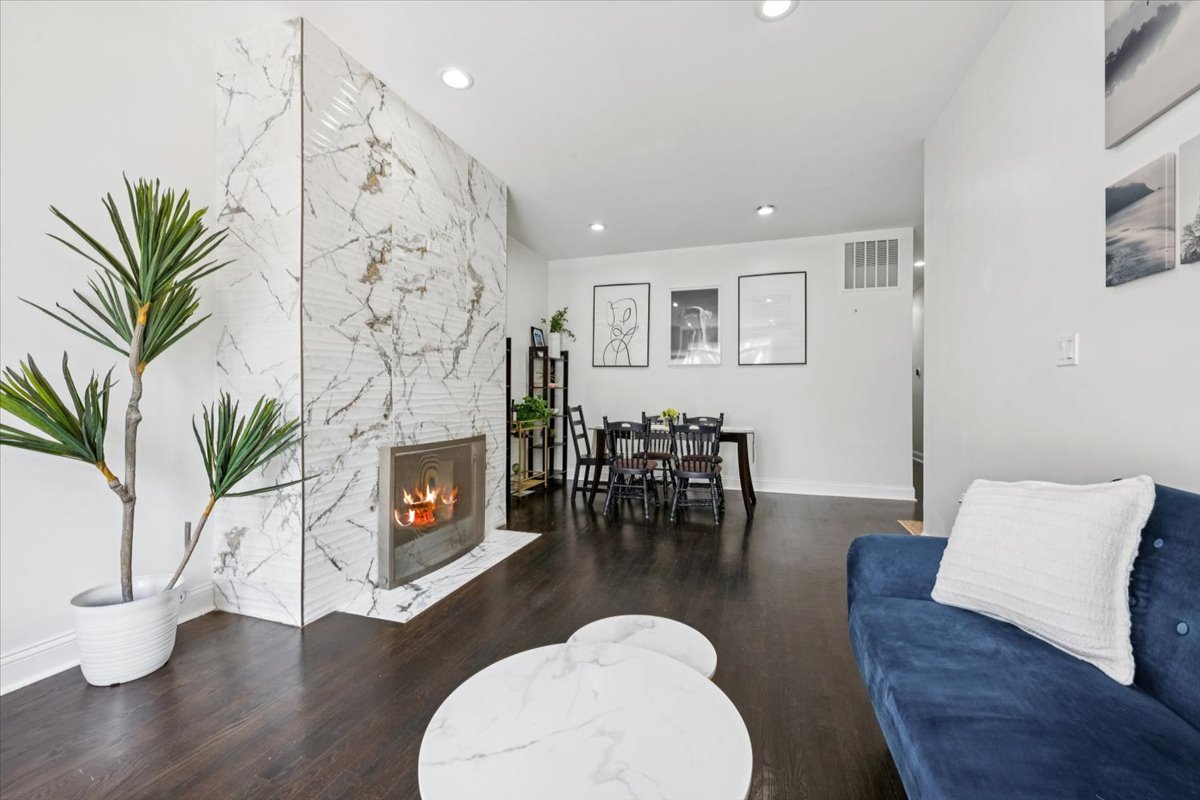 2212 W MONROE Street Unit: 1W