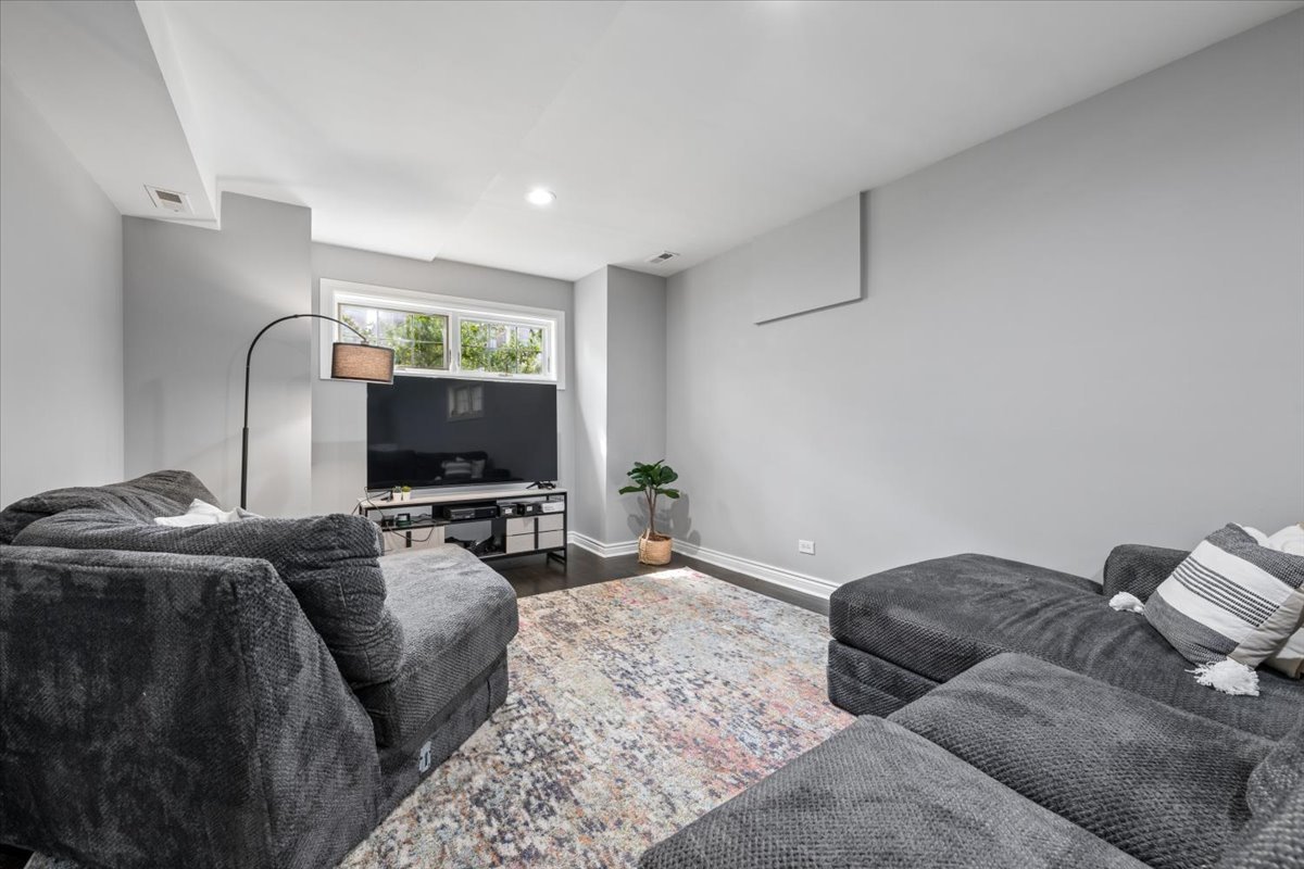 2212 W MONROE Street Unit: 1W