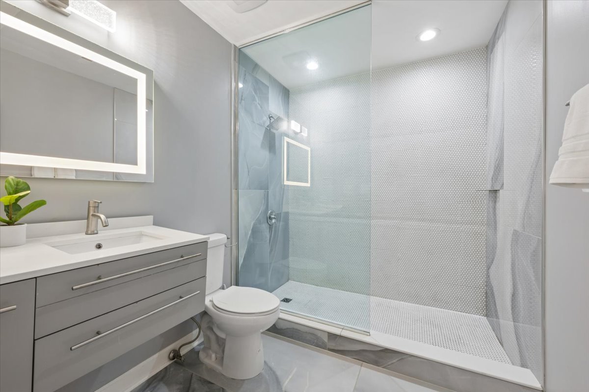 2212 W MONROE Street Unit: 1W