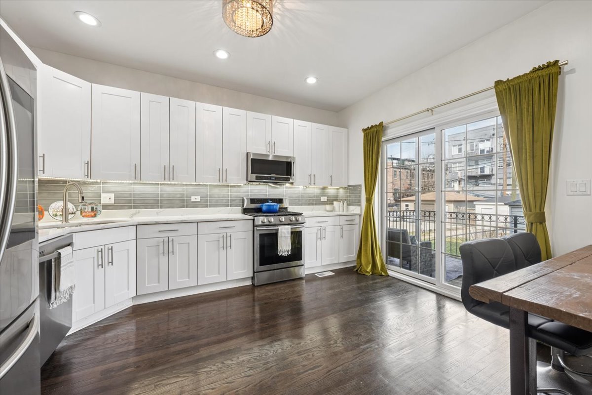 2212 W MONROE Street Unit: 1W