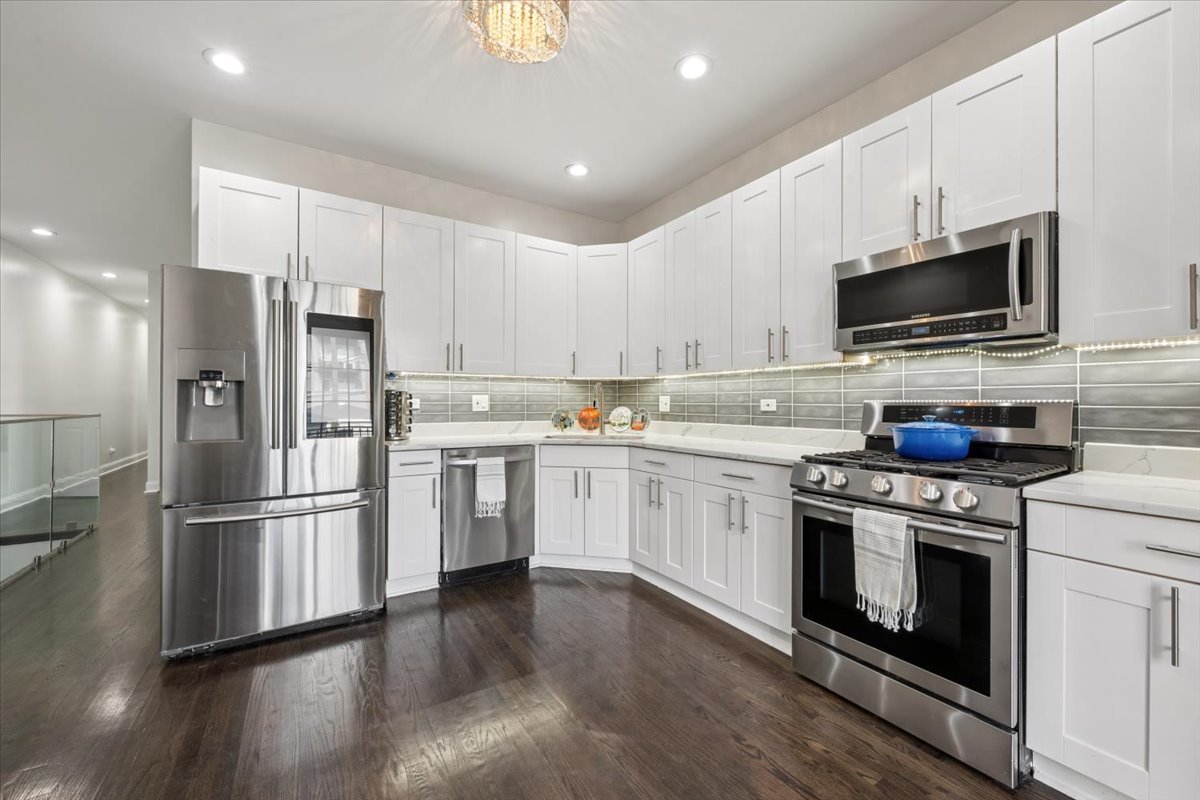 2212 W MONROE Street Unit: 1W