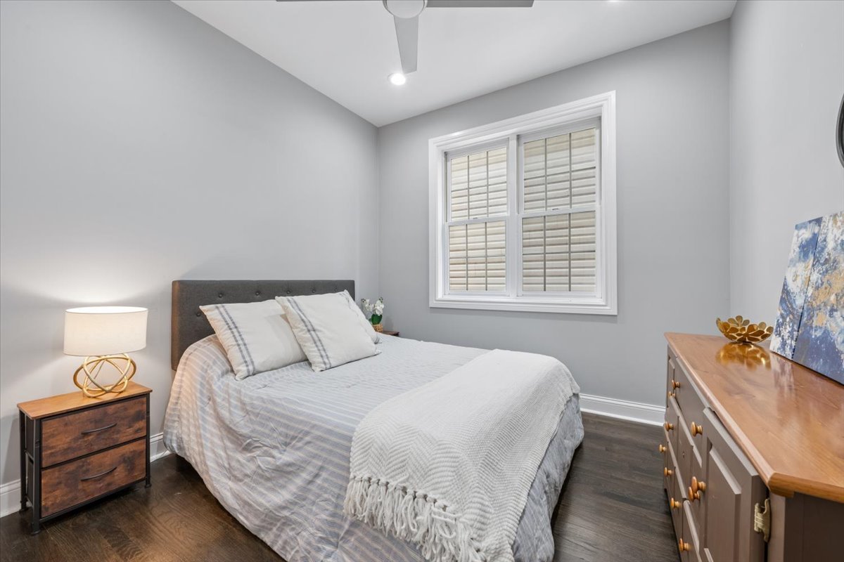 2212 W MONROE Street Unit: 1W