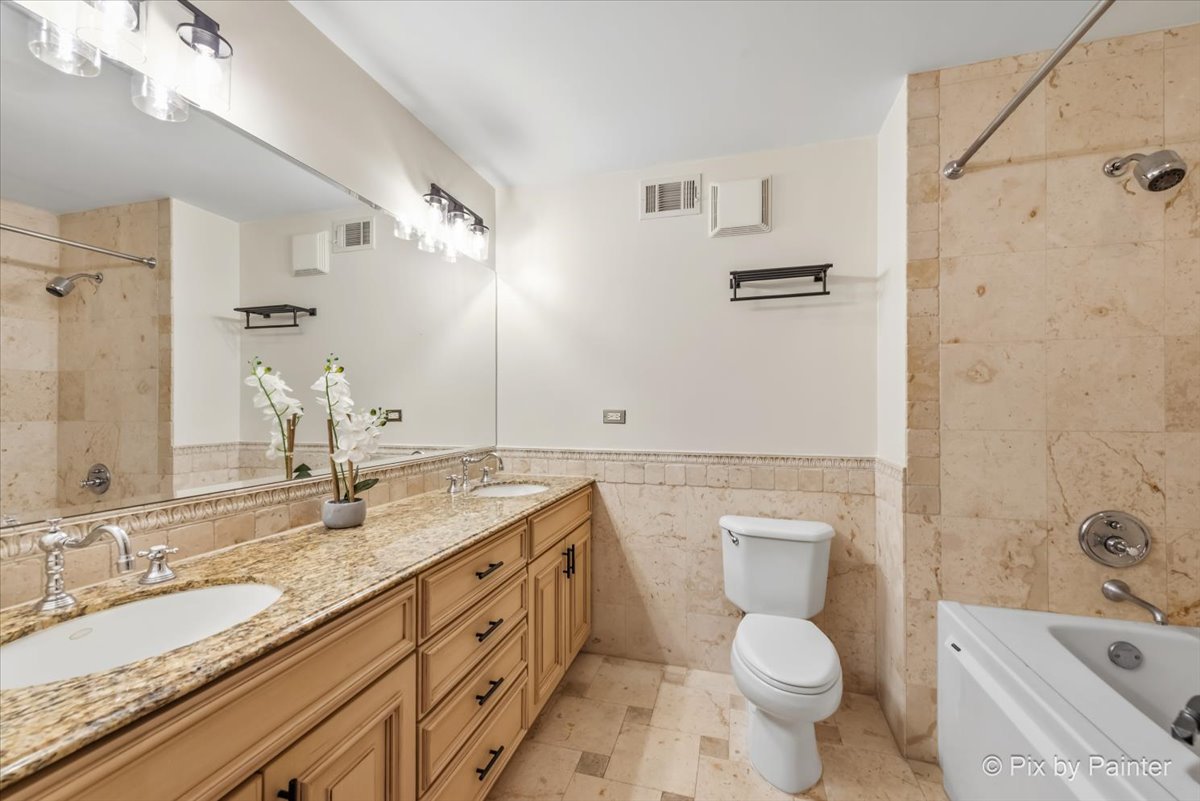 360 W Illinois Street Unit: 607