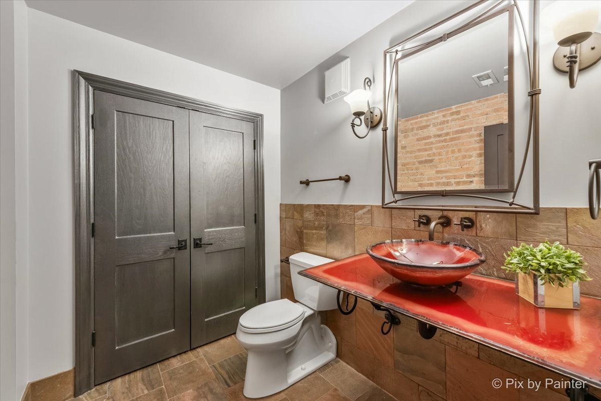 360 W Illinois Street Unit: 607
