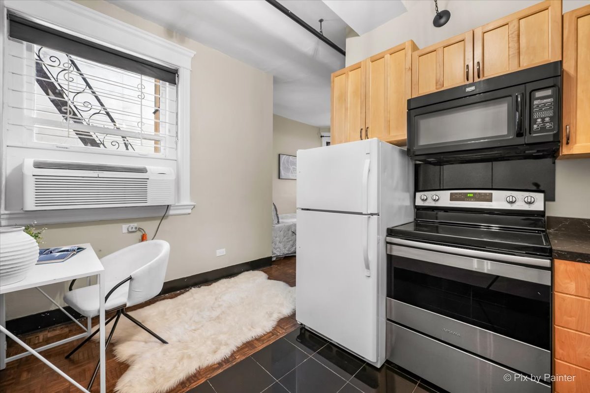 2800 N Pine Grove Avenue Unit: 4G