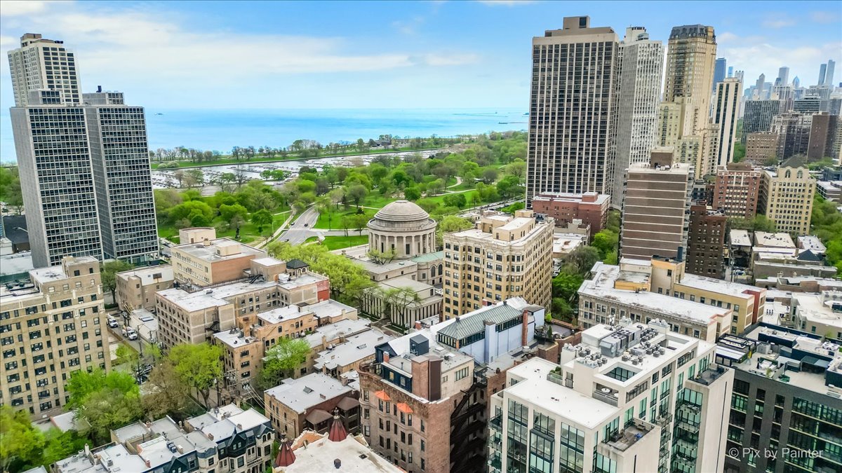 2800 N Pine Grove Avenue Unit: 4G