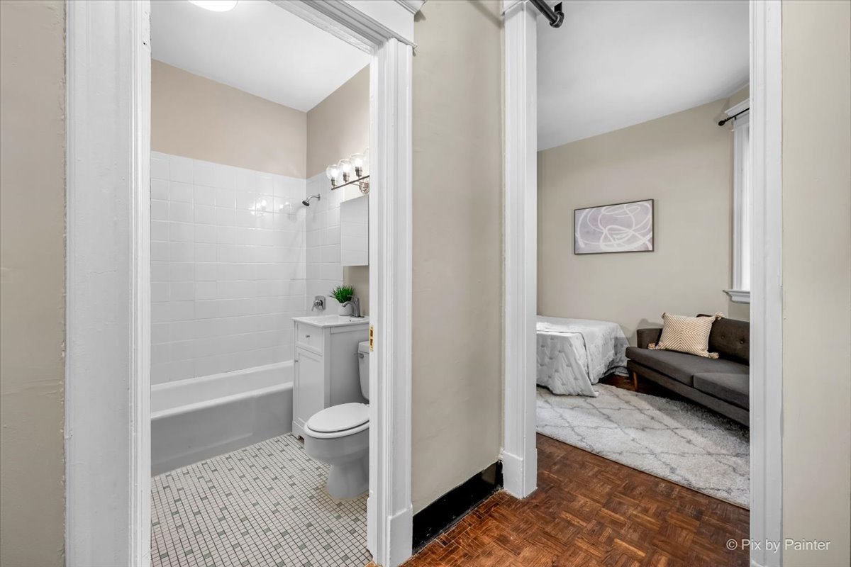 2800 N Pine Grove Avenue Unit: 4G