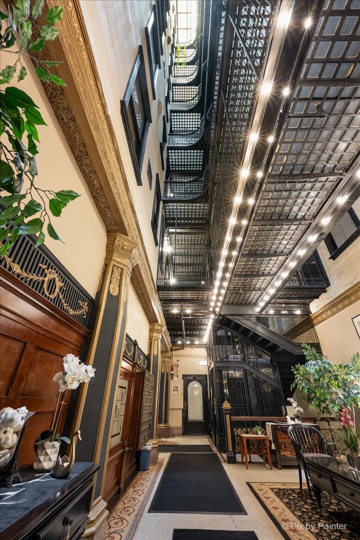 2800 N Pine Grove Avenue Unit: 4G