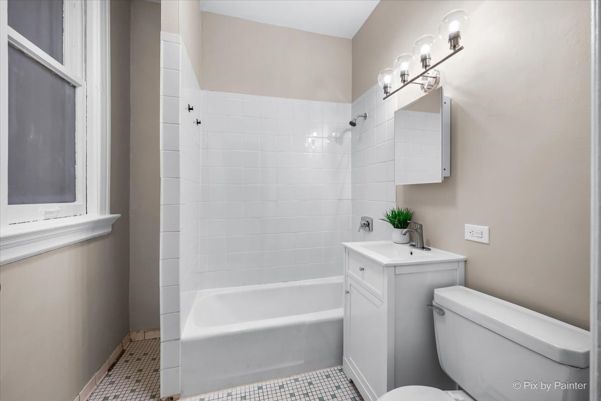 2800 N Pine Grove Avenue Unit: 4G