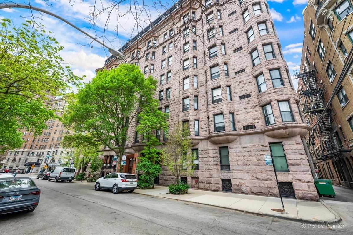 2800 N Pine Grove Avenue Unit: 4G