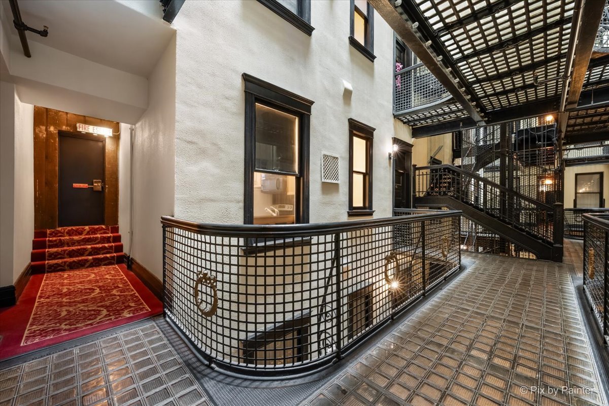 2800 N Pine Grove Avenue Unit: 4G