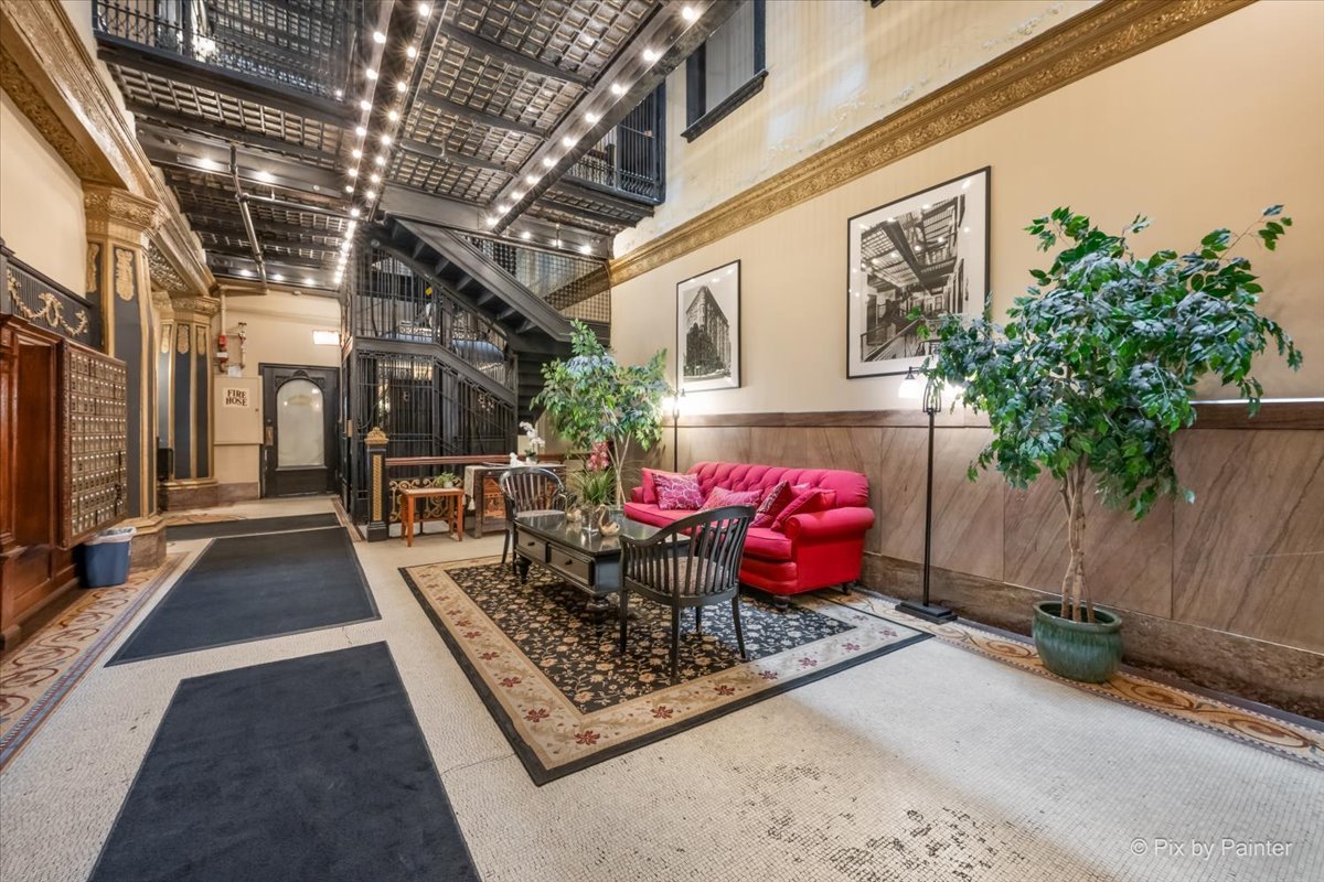 2800 N Pine Grove Avenue Unit: 4G