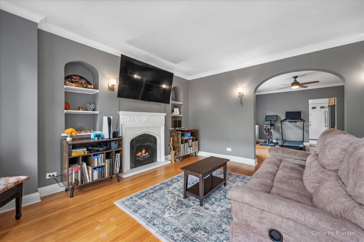 1536 W Fargo Avenue Unit: 1S