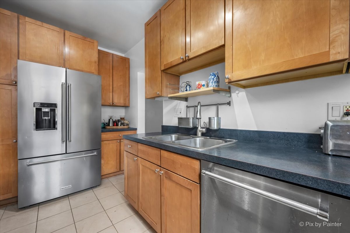 1536 W Fargo Avenue Unit: 1S