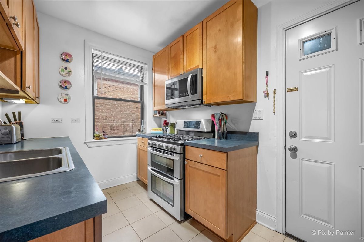 1536 W Fargo Avenue Unit: 1S