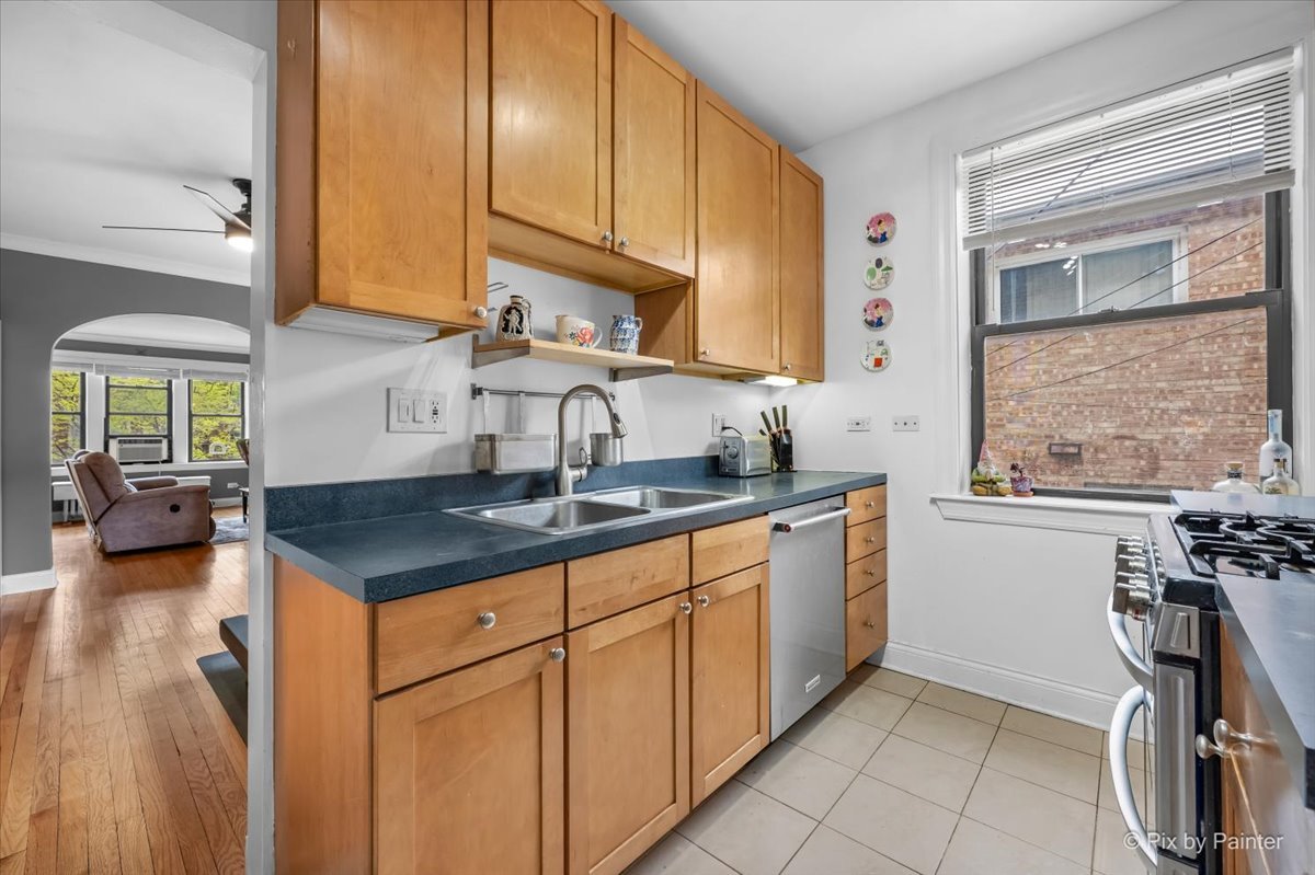 1536 W Fargo Avenue Unit: 1S