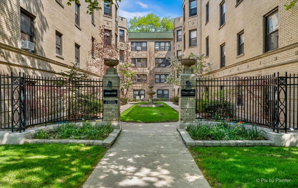 1536 W Fargo Avenue Unit: 1S