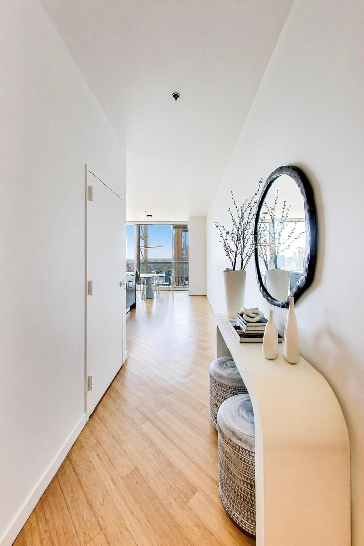 653 N KINGSBURY Street Unit: 2102