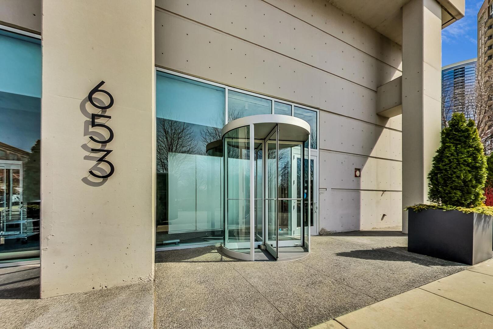653 N KINGSBURY Street Unit: 2102