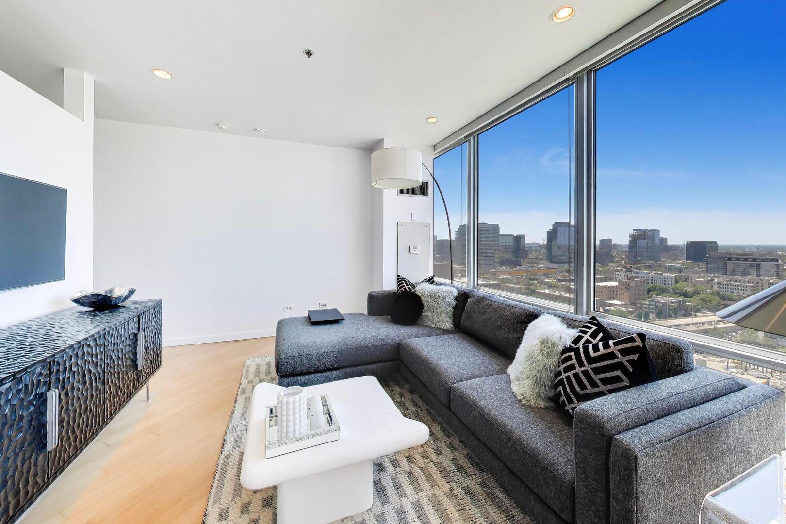 653 N KINGSBURY Street Unit: 2102