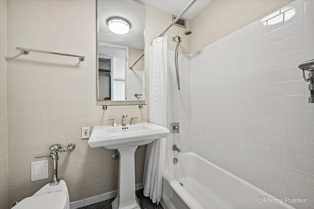 900 N LAKE SHORE Drive Unit: 2303