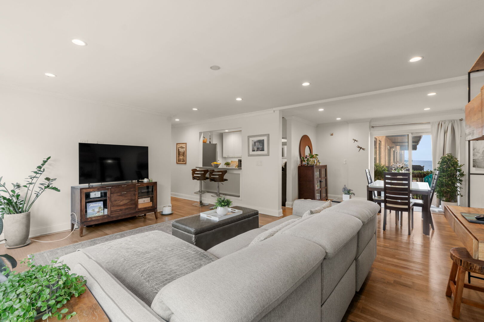 6121 N Sheridan Road Unit: 3A