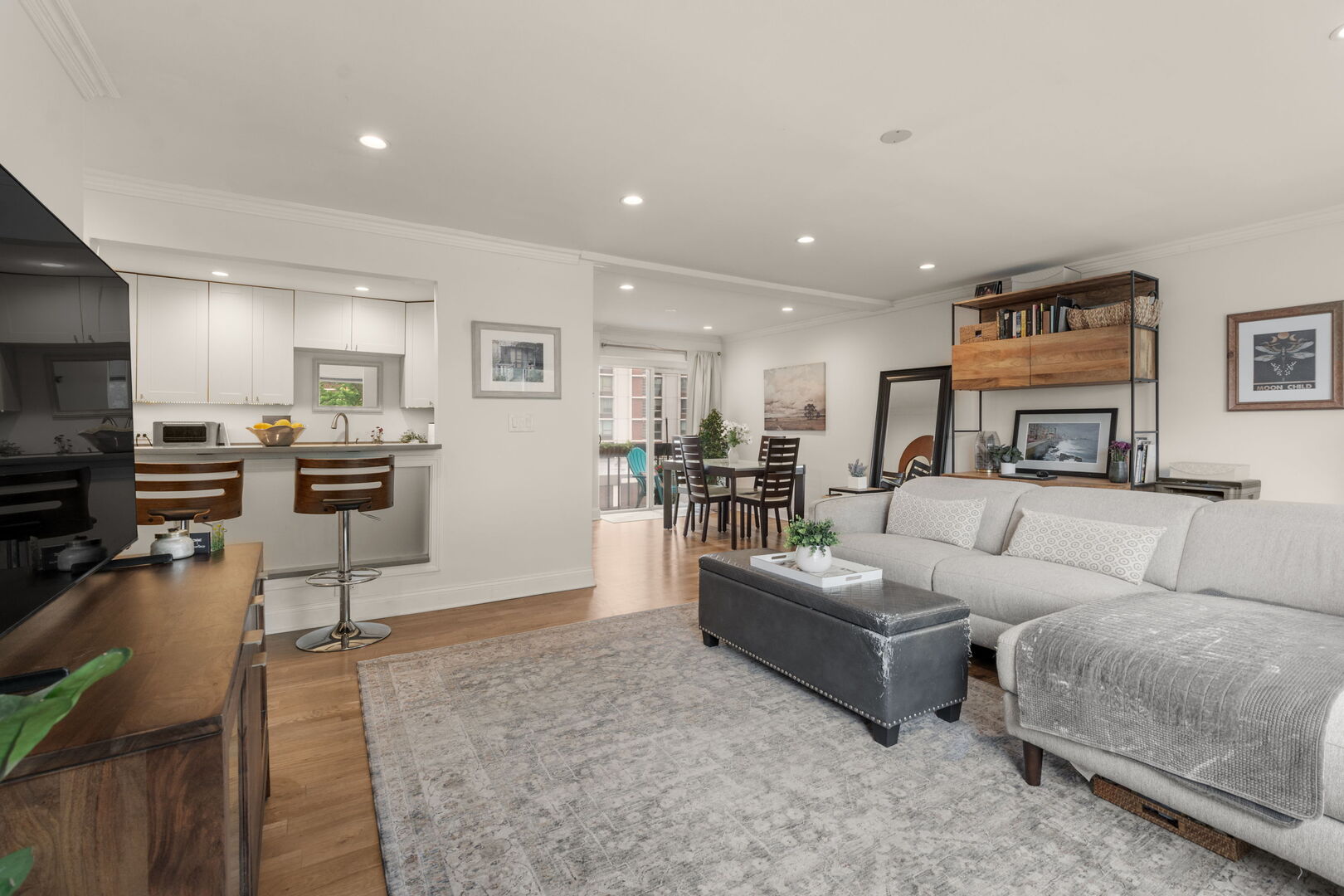 6121 N Sheridan Road Unit: 3A