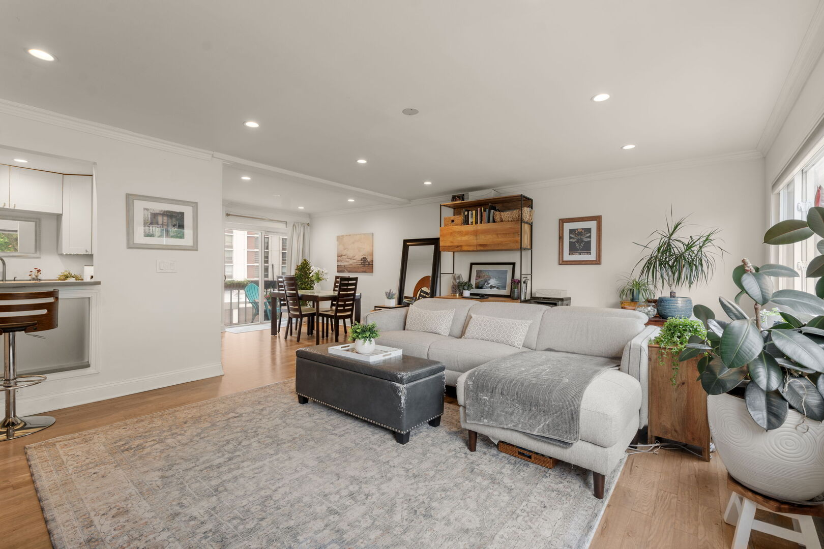 6121 N Sheridan Road Unit: 3A