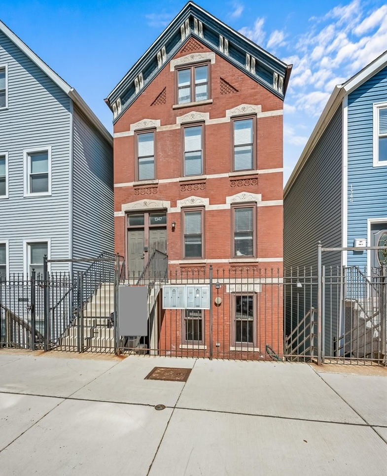 1347 N Greenview Avenue Unit: 1F